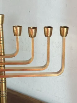 Menorah à neuf branches modulables en laiton