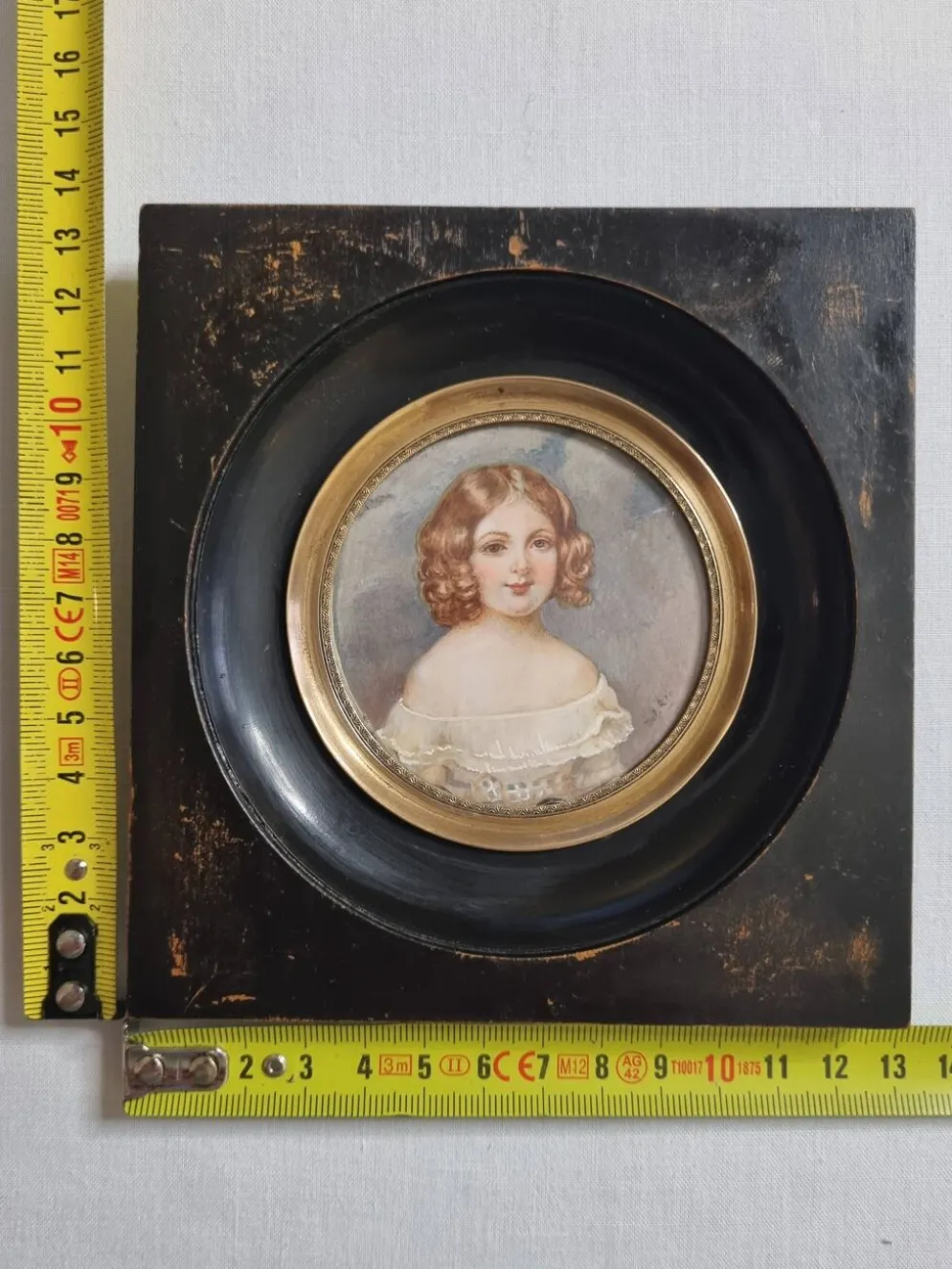 Miniature portrait de jeune femme romantique signée cadre bois 13 x 13 cm
