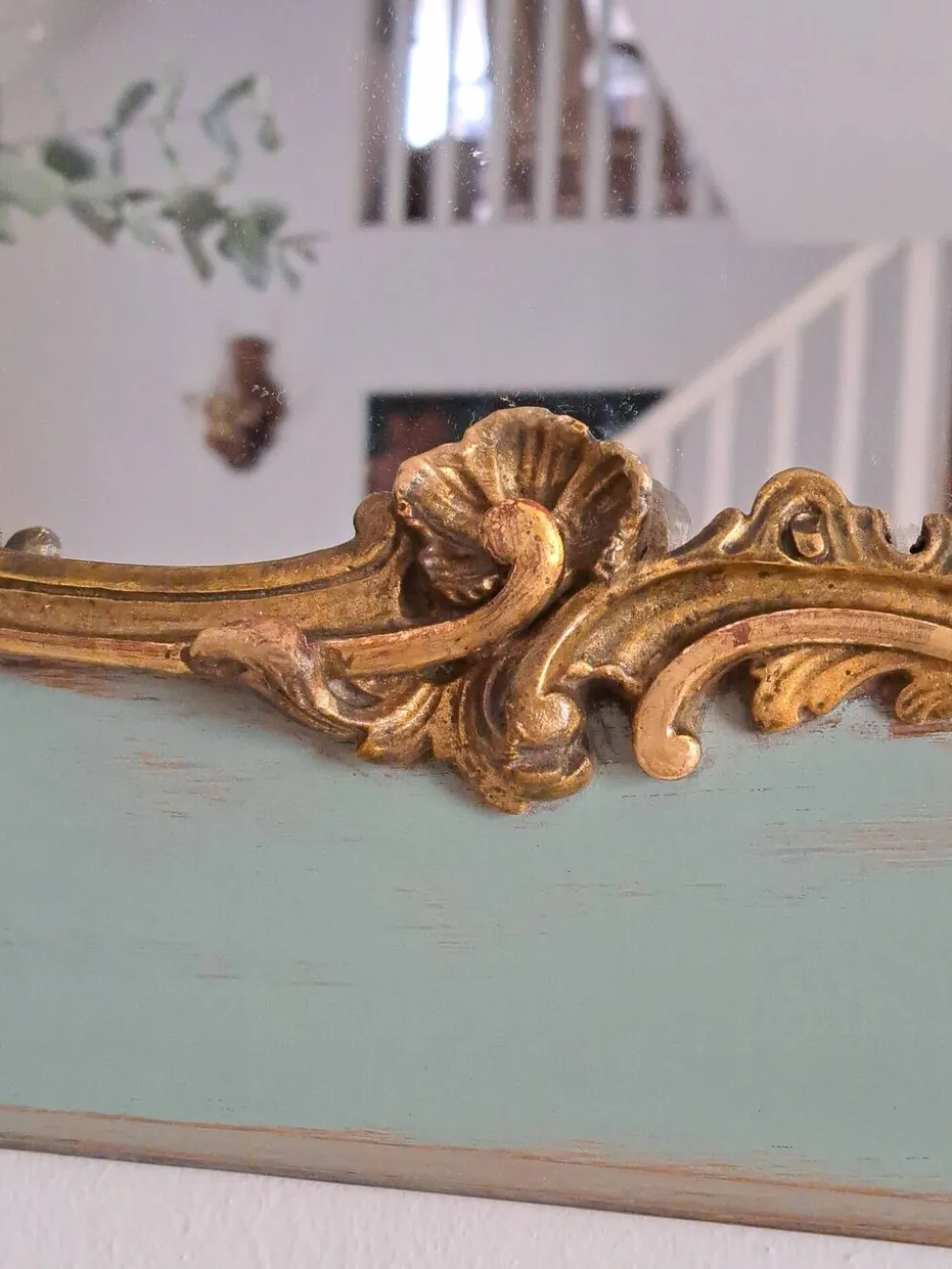 Miroir ancien de style Louis XV en bois et stuc doré.