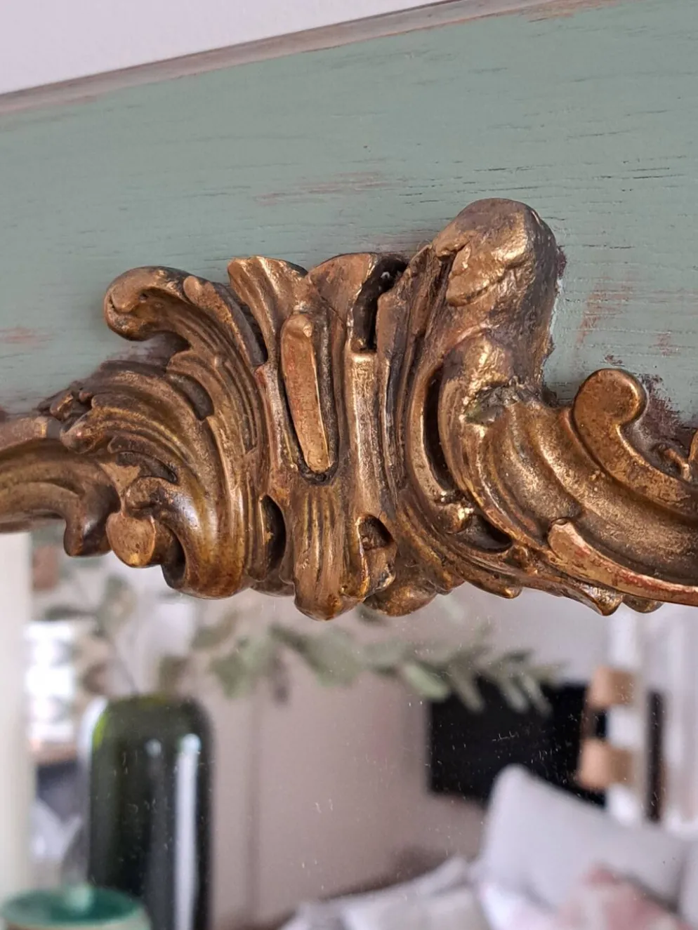 Miroir ancien de style Louis XV en bois et stuc doré.