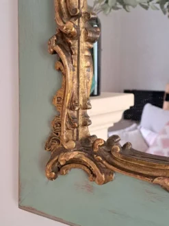 Miroir ancien de style Louis XV en bois et stuc doré.