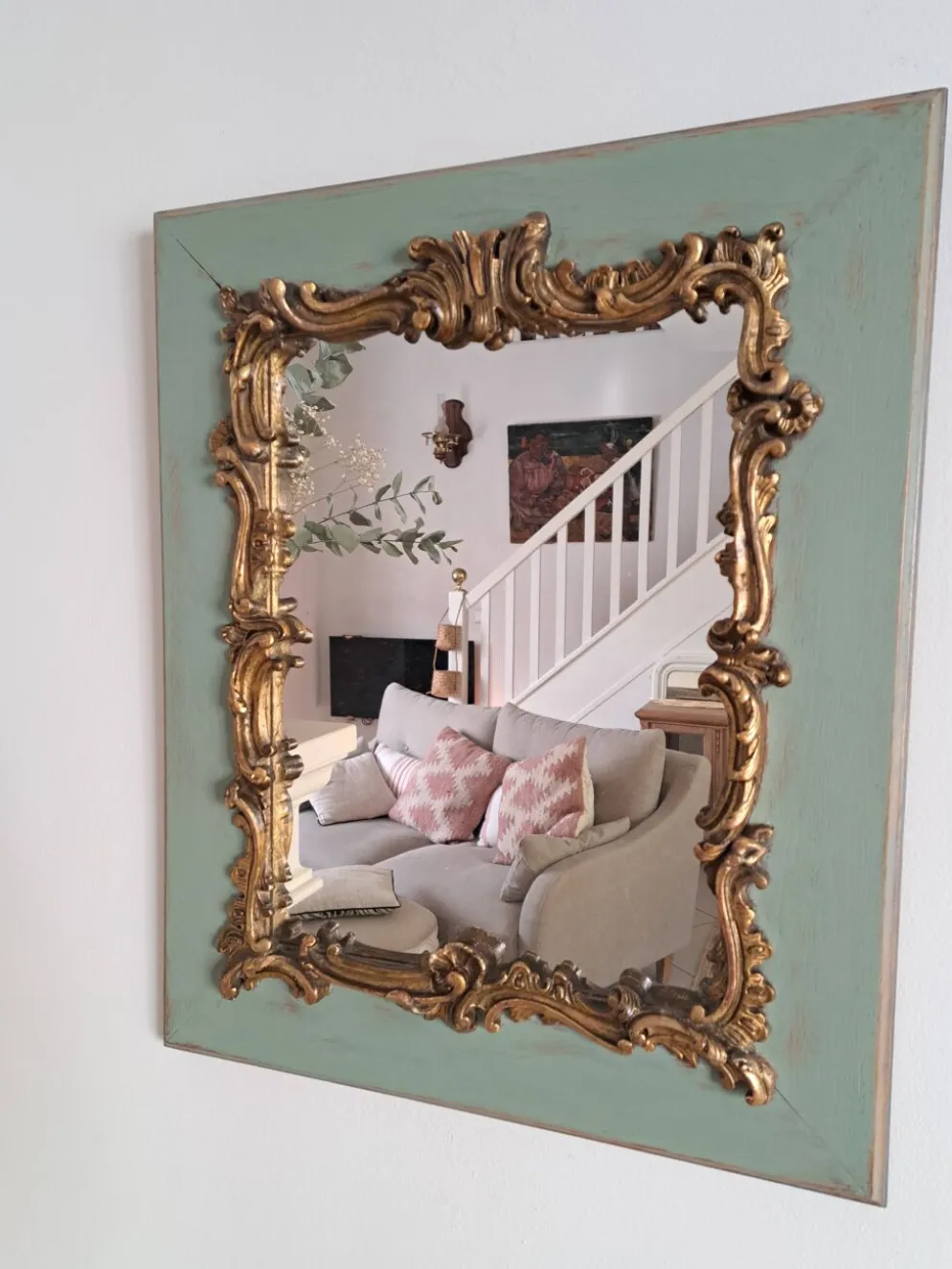 Miroir ancien de style Louis XV en bois et stuc doré.