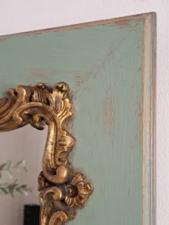 Miroir ancien de style Louis XV en bois et stuc doré.