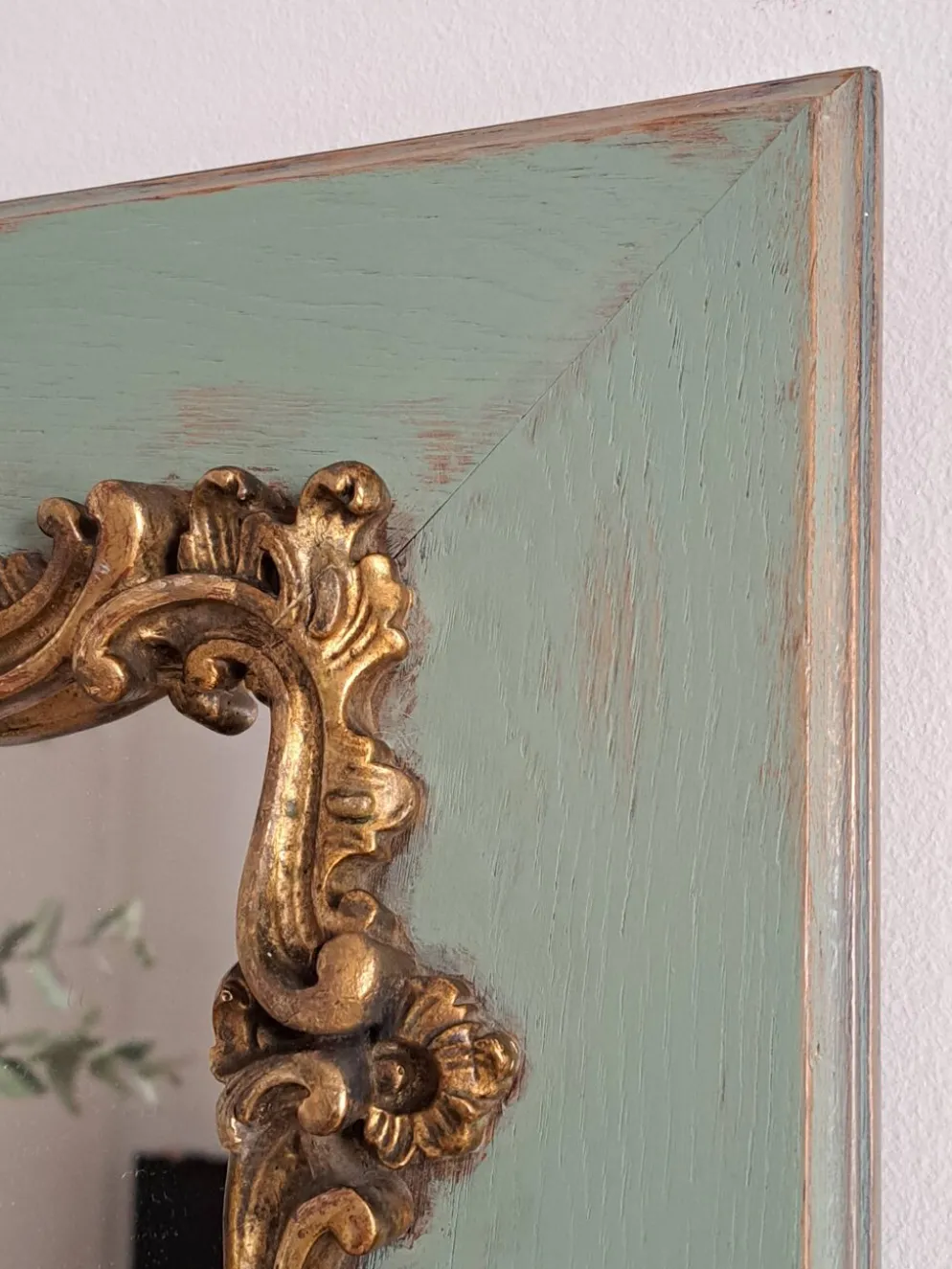 Miroir ancien de style Louis XV en bois et stuc doré.