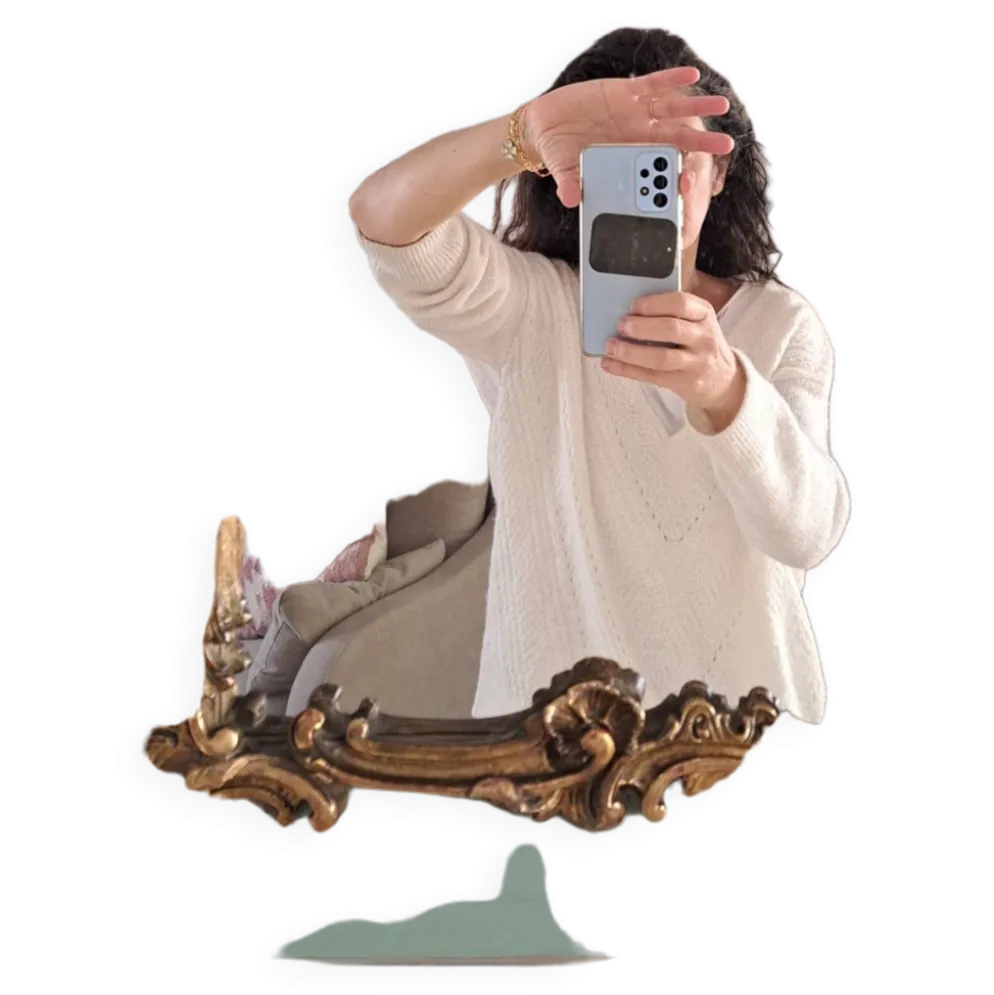 Miroir ancien de style Louis XV en bois et stuc doré.
