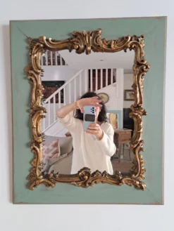 Miroir ancien de style Louis XV en bois et stuc doré.