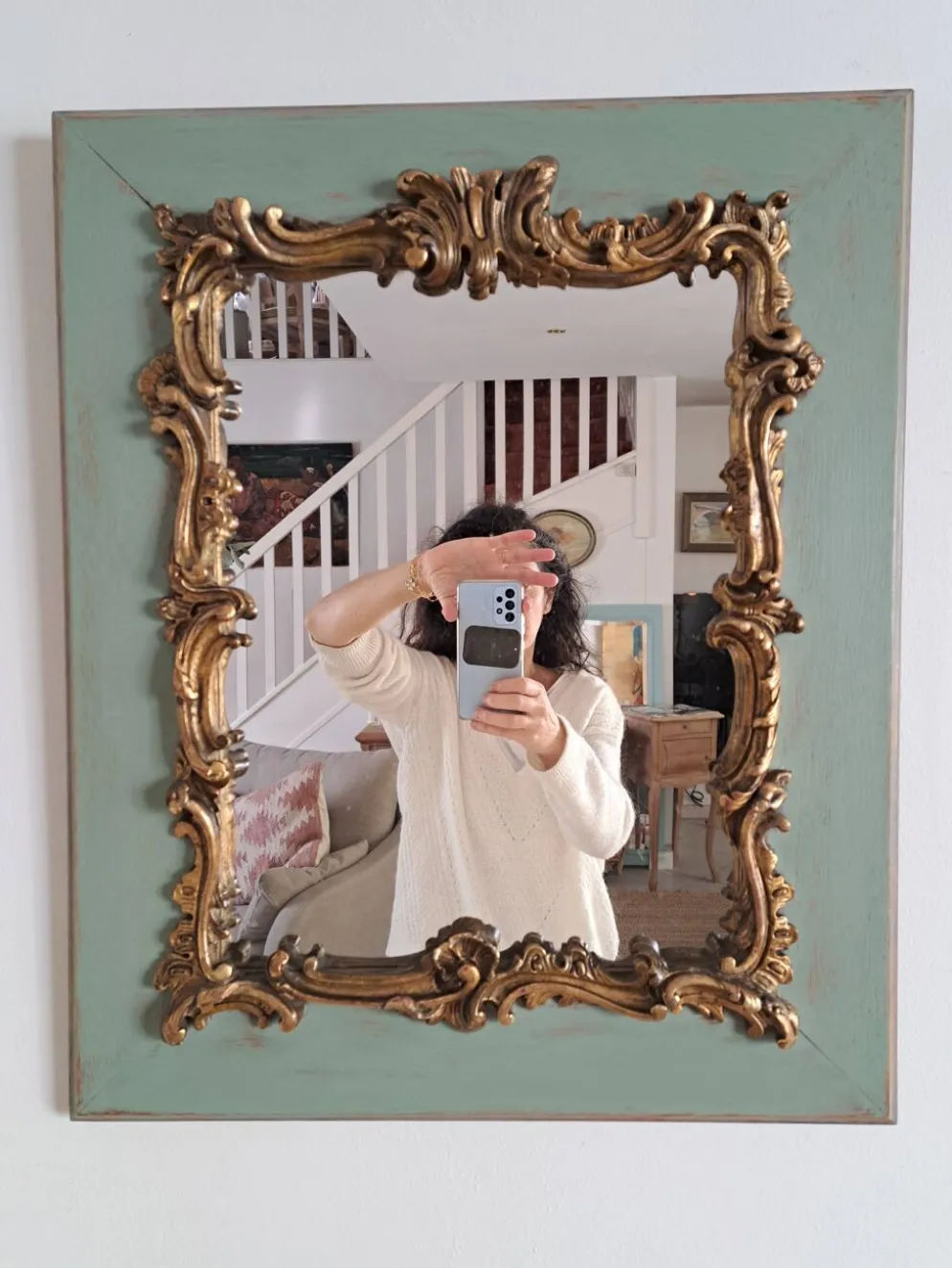 Miroir ancien de style Louis XV en bois et stuc doré.