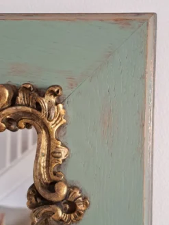 Miroir ancien de style Louis XV en bois et stuc doré.