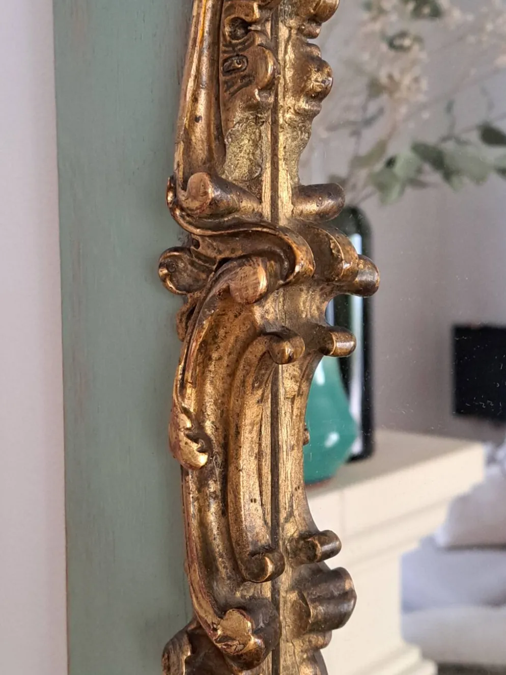 Miroir ancien de style Louis XV en bois et stuc doré.