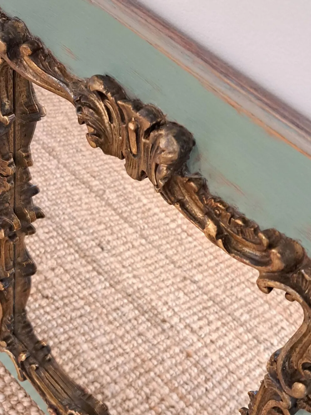 Miroir ancien de style Louis XV en bois et stuc doré.