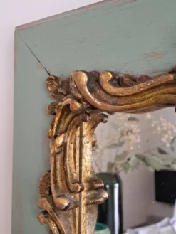 Miroir ancien de style Louis XV en bois et stuc doré.