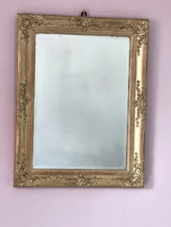 Miroir ancien doré richement sculpté