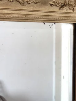 Miroir ancien doré richement sculpté