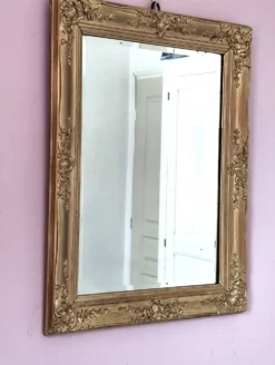 Miroir ancien doré richement sculpté