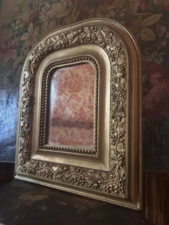 Miroir ancien en bois et stuc doré à décor de vigne – fin XIXe siècle