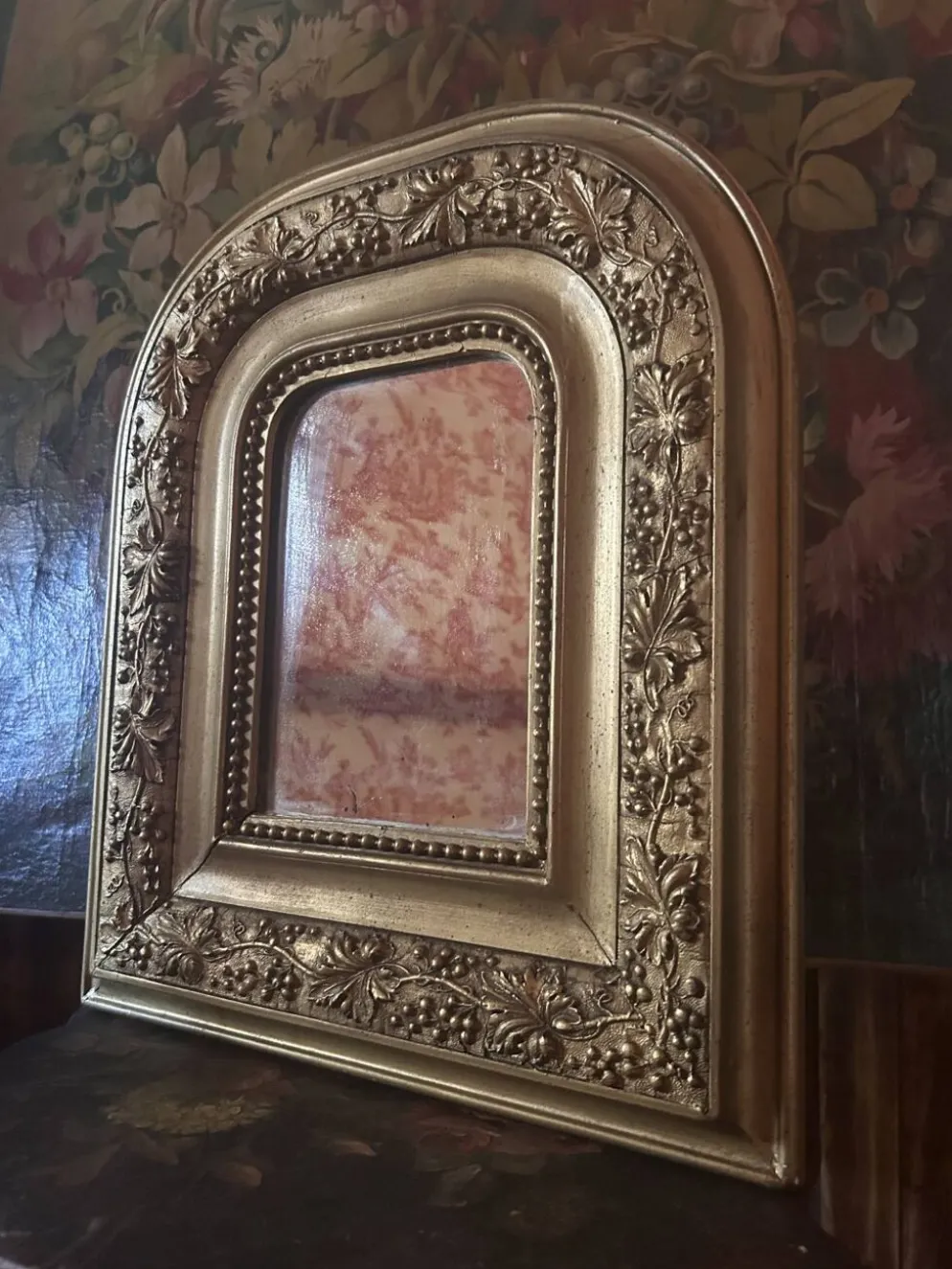Miroir ancien en bois et stuc doré à décor de vigne – fin XIXe siècle