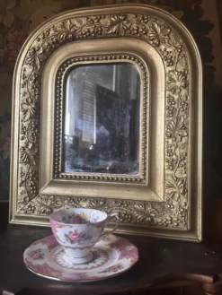 Miroir ancien en bois et stuc doré à décor de vigne – fin XIXe siècle