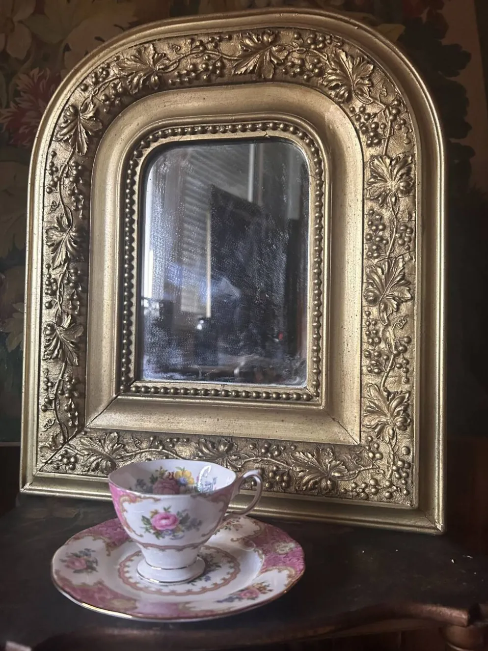 Miroir ancien en bois et stuc doré à décor de vigne – fin XIXe siècle