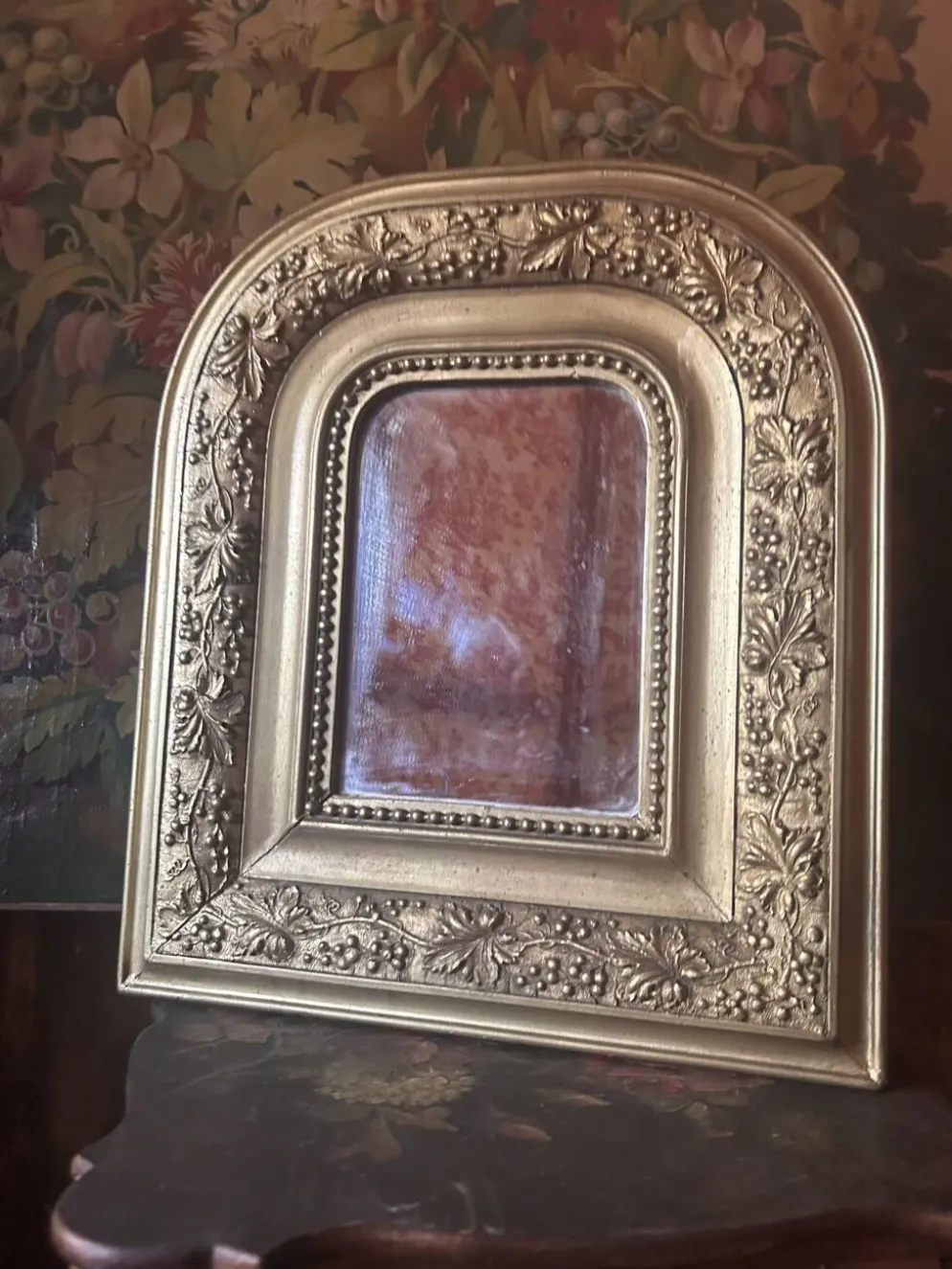 Miroir ancien en bois et stuc doré à décor de vigne – fin XIXe siècle
