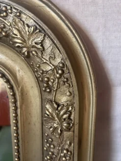 Miroir ancien en bois et stuc doré à décor de vigne – fin XIXe siècle