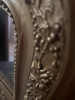 Miroir ancien en bois et stuc doré à décor de vigne – fin XIXe siècle