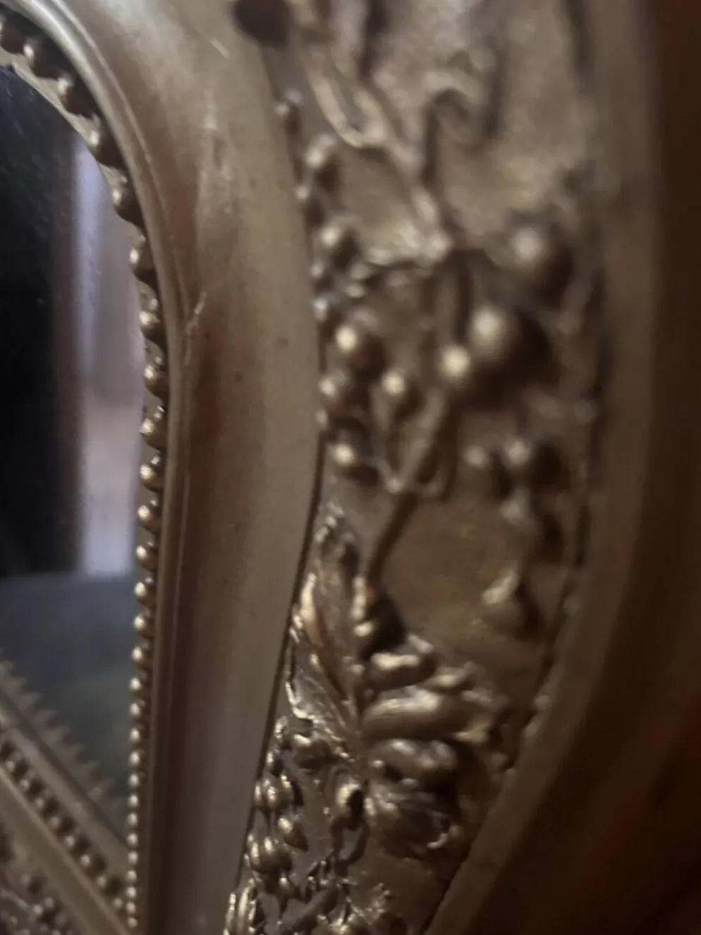 Miroir ancien en bois et stuc doré à décor de vigne – fin XIXe siècle