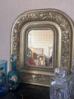 Miroir ancien en bois et stuc doré à décor de vigne – fin XIXe siècle