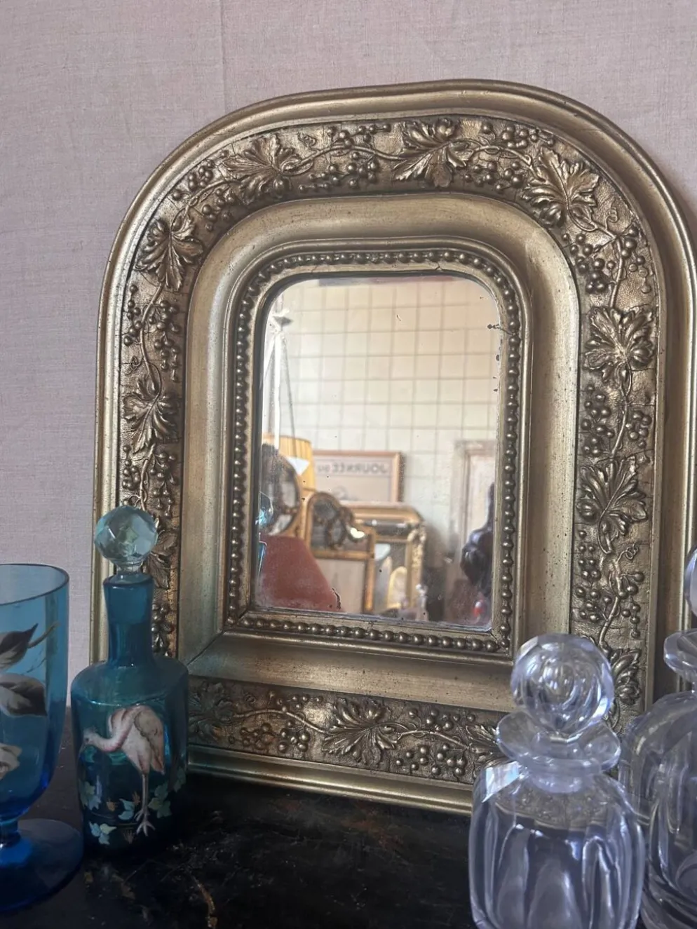Miroir ancien en bois et stuc doré à décor de vigne – fin XIXe siècle