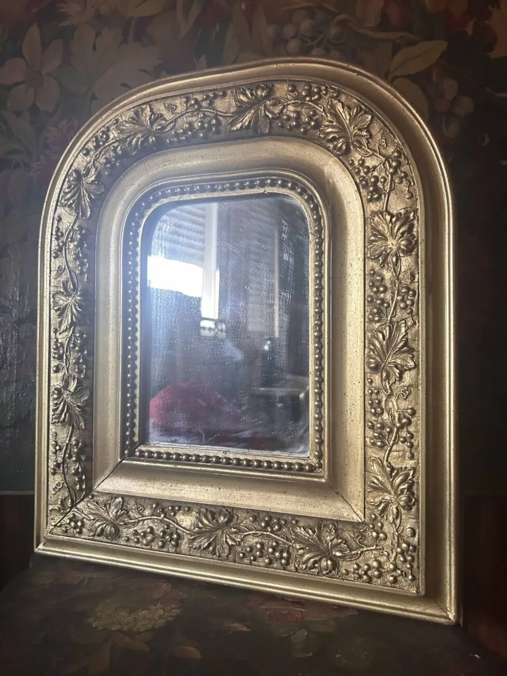 Miroir ancien en bois et stuc doré à décor de vigne – fin XIXe siècle