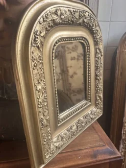 Miroir ancien en bois et stuc doré à décor de vigne – fin XIXe siècle