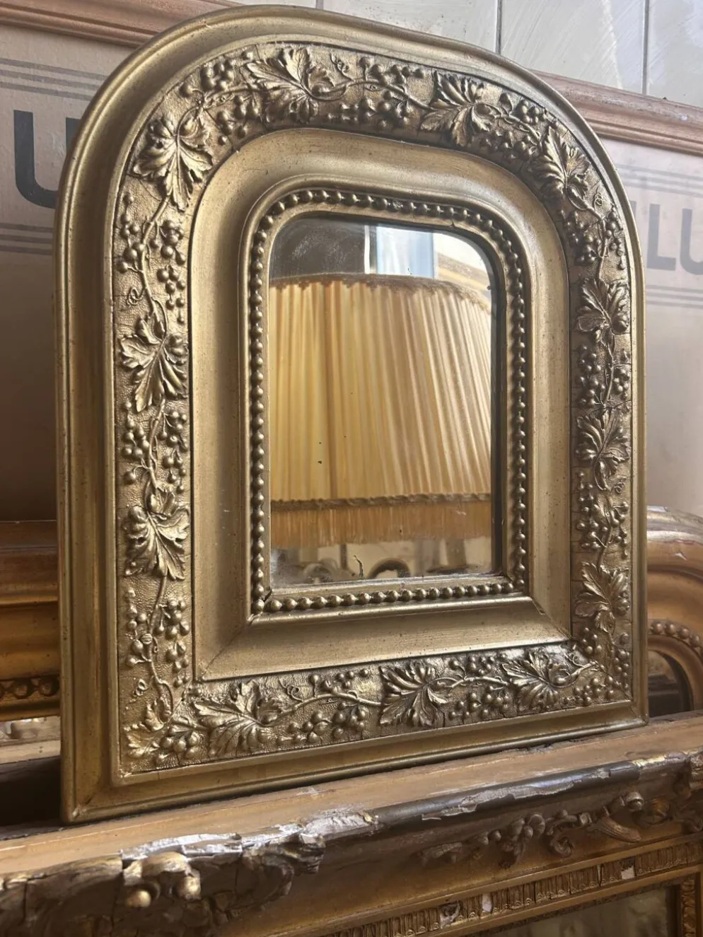 Miroir ancien en bois et stuc doré à décor de vigne – fin XIXe siècle