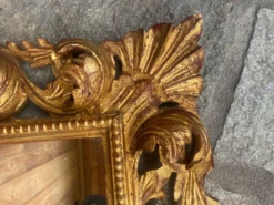 Miroir ancien en bois sculpté