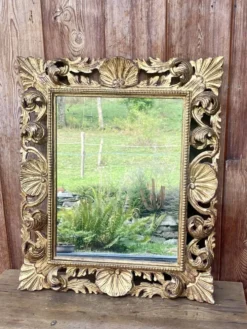 Miroir ancien en bois sculpté