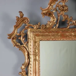 Miroir ancien en bois sculpté et doré, Italie, début XXe siècle