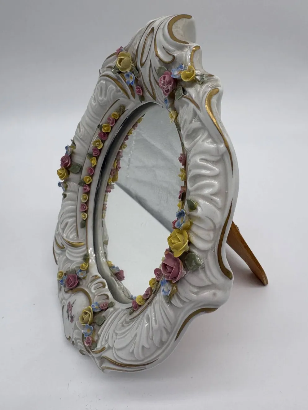 Miroir ancien en porcelaine de Dresde à fleurs en relief décor rocaille