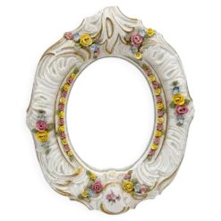 Miroir ancien en porcelaine de Dresde à fleurs en relief décor rocaille