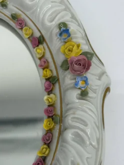 Miroir ancien en porcelaine de Dresde à fleurs en relief décor rocaille
