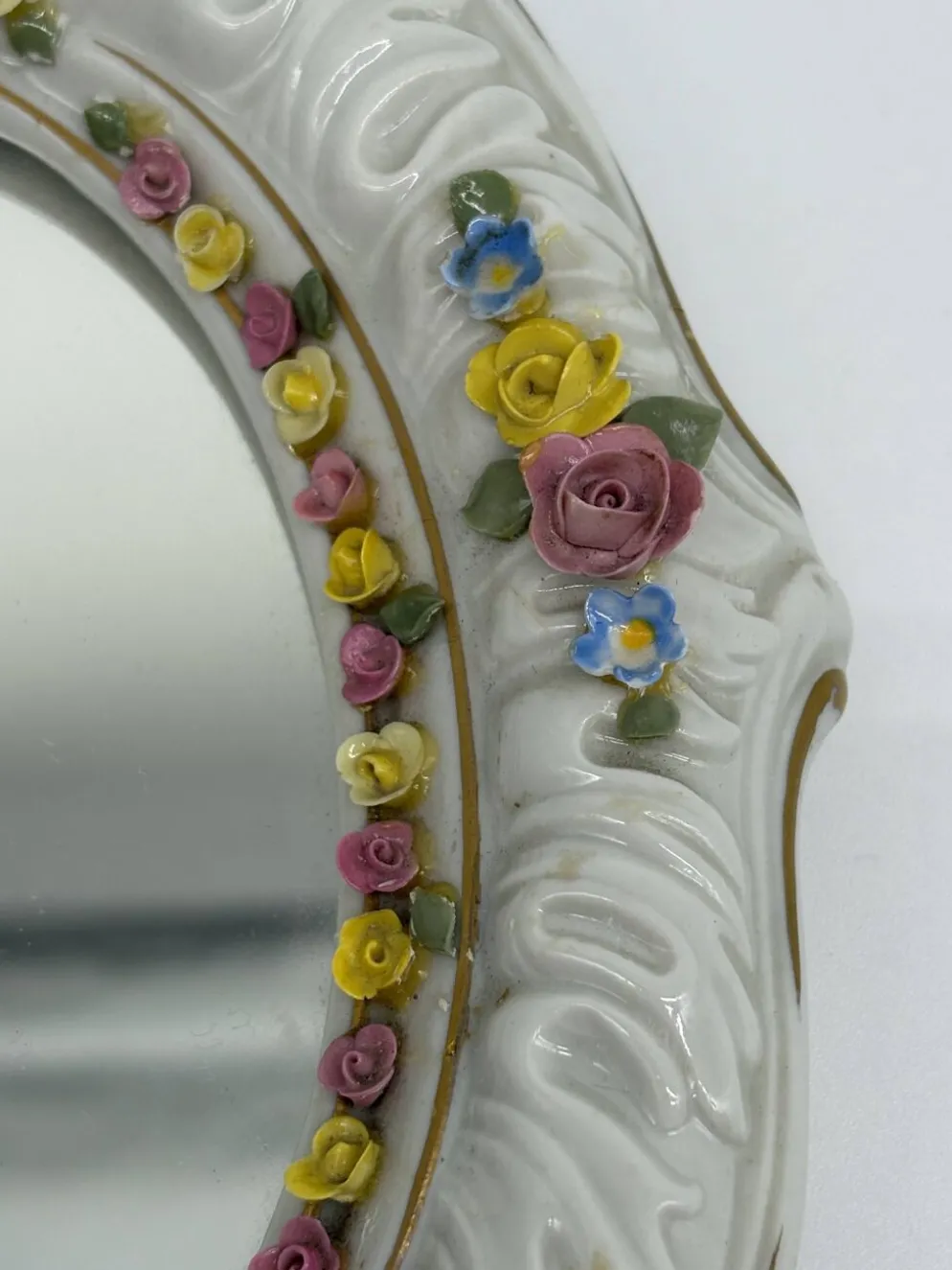 Miroir ancien en porcelaine de Dresde à fleurs en relief décor rocaille