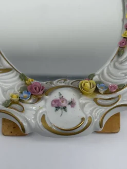 Miroir ancien en porcelaine de Dresde à fleurs en relief décor rocaille