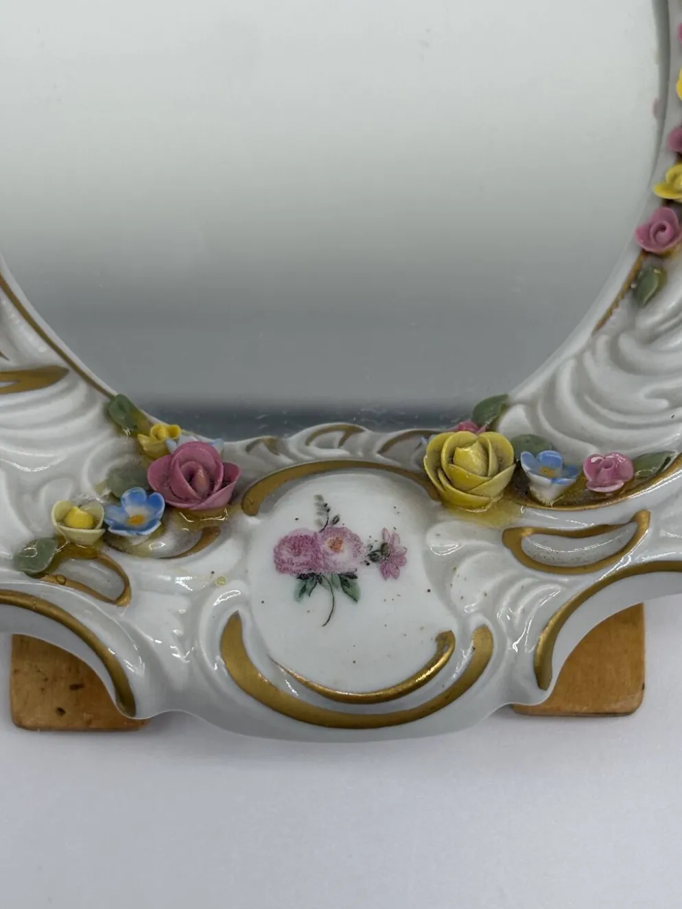Miroir ancien en porcelaine de Dresde à fleurs en relief décor rocaille