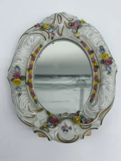 Miroir ancien en porcelaine de Dresde à fleurs en relief décor rocaille