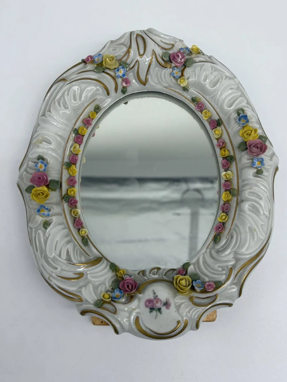 Miroir ancien en porcelaine de Dresde à fleurs en relief décor rocaille