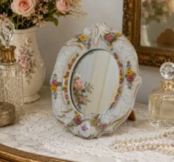 Miroir ancien en porcelaine de Dresde à fleurs en relief décor rocaille