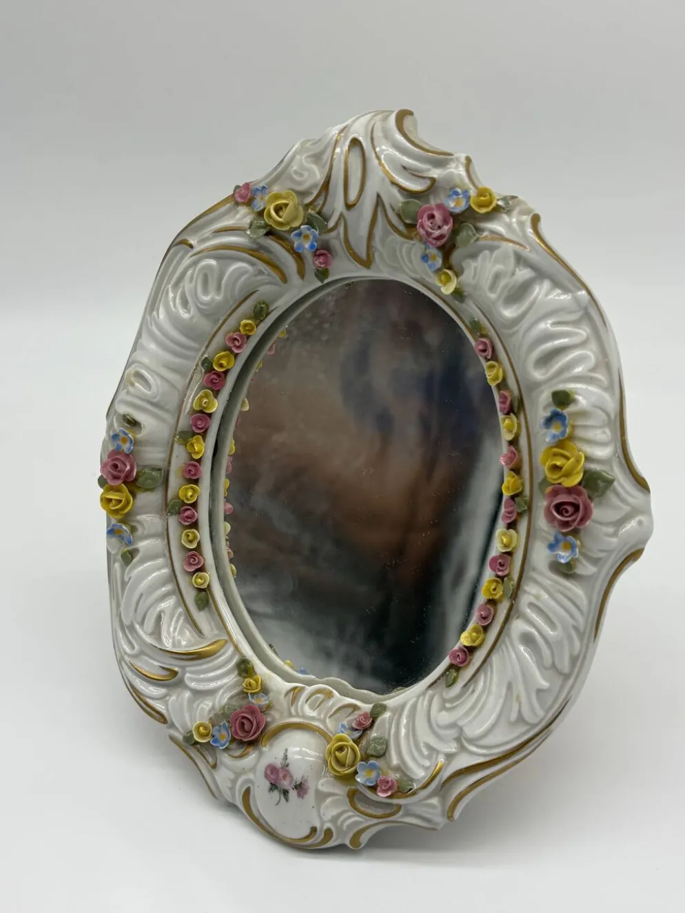 Miroir ancien en porcelaine de Dresde à fleurs en relief décor rocaille