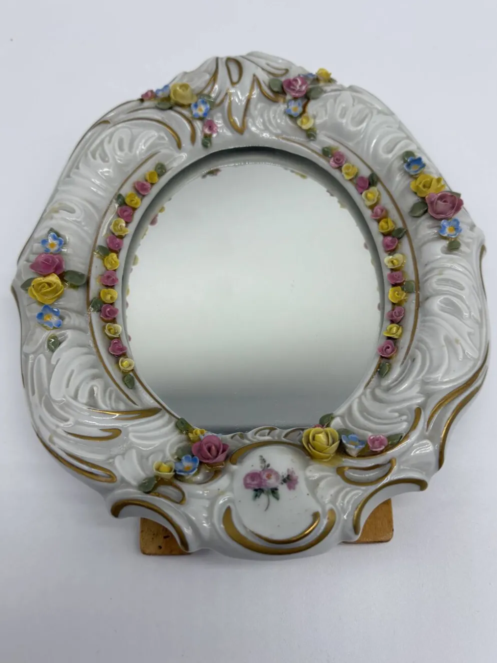 Miroir ancien en porcelaine de Dresde à fleurs en relief décor rocaille