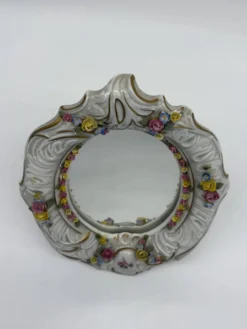 Miroir ancien en porcelaine de Dresde à fleurs en relief décor rocaille