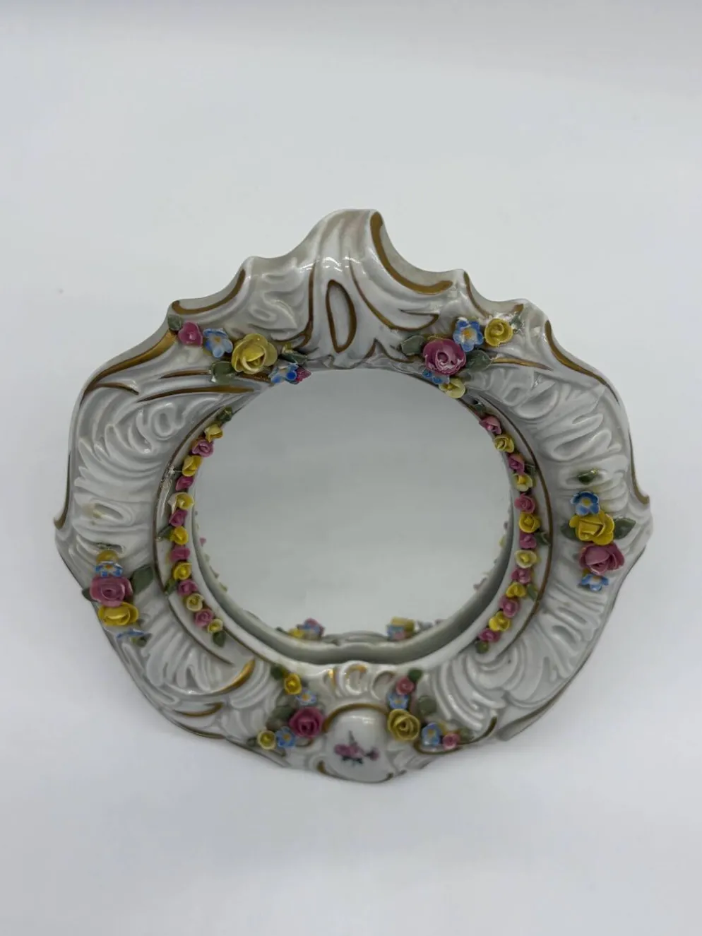 Miroir ancien en porcelaine de Dresde à fleurs en relief décor rocaille