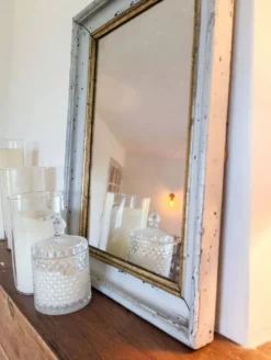 Miroir ancien patine shabby chic blanc et doré, glace Mercure piqué
