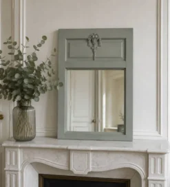 Miroir ancien, trumeau peint en vert de gris.
