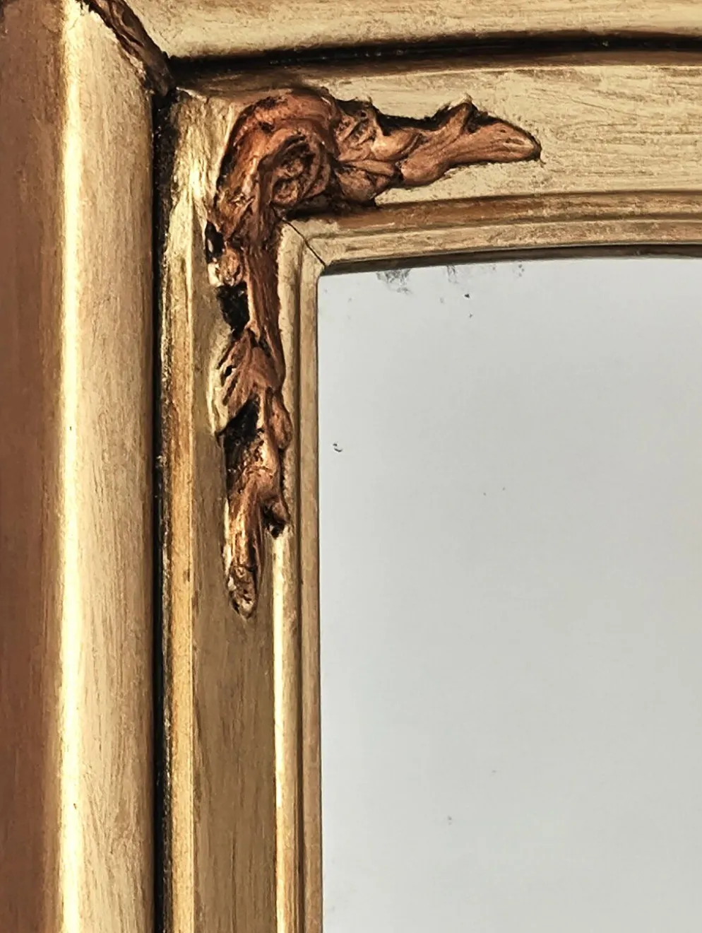 Miroir art déco en bois doré et cintré aux décorations florales